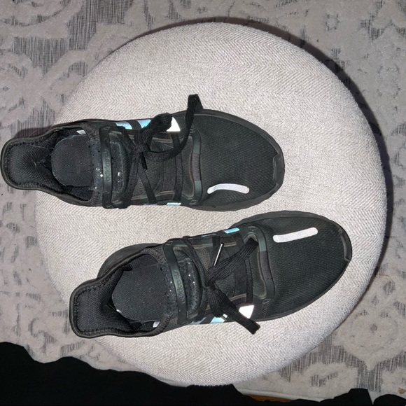 Tennis shoes - Picture 2 of 3